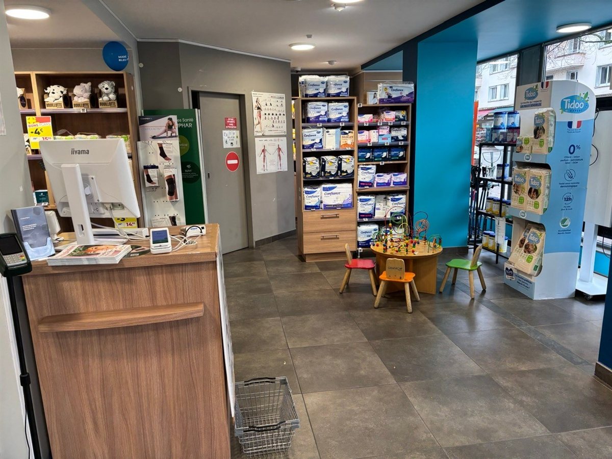 Comptoir d'accueil et espace enfants au cœur de l'officine